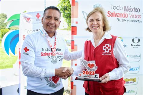 Develan La Playera Y Medalla De La Cuarta Carrera De Cruz Roja Mexicana