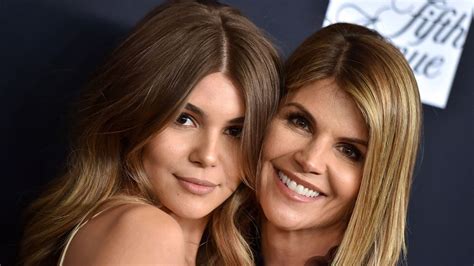 Lori Loughlins Daughter Vacationed On Usc Officials Yacht