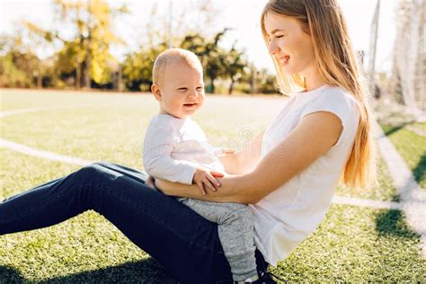 Gl Ckliche Familienmutter Und Ihr Kleines Kind Zusammen Drau En Im Park