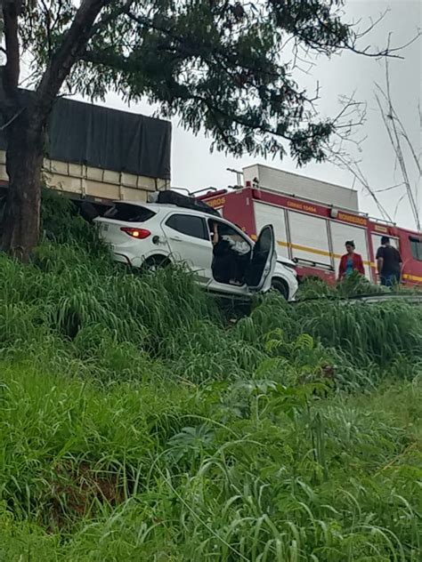 Arcos Acidente Entre Uma Carreta E Um Carro Deixa Duas Mulheres