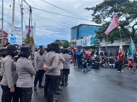 Amankan Demo Secara Humanis Polda Gorontalo Turunkan Polwan Sebagai