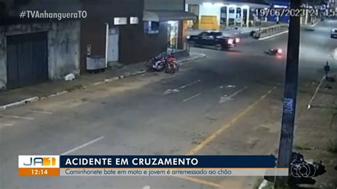 V Deo Motociclista Voa Ap S Ser Atingido Por Caminhonete Em