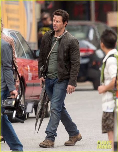 Transformers 4 – Mark Wahlberg and his big sword : Teaser Trailer