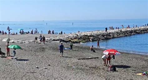 Gran Caldo Spiagge Prese Dassalto A Salerno