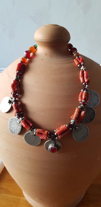 Collier berbère avec pièces d argent et corail Argent Maroc début