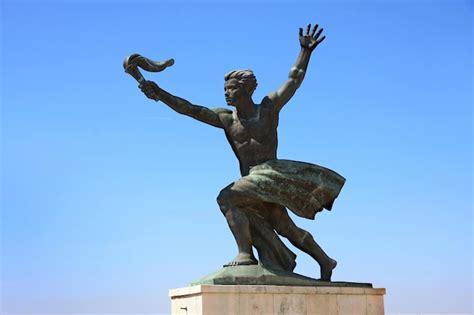 Premium Photo | Statue torchbearer in budapest hungary