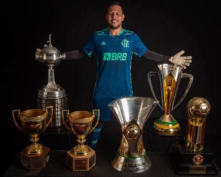 Flamengo oficializa renovação de Diego Alves Estou onde meu coração quer