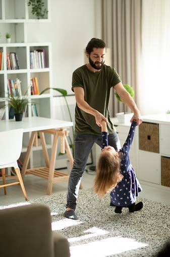 집에서 춤을 추는 어린 아빠와 어린 딸 춤에 대한 스톡 사진 및 기타 이미지 춤 놀이 딸 Istock