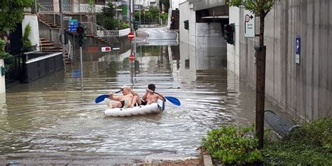 Maltempo A Riccione Sul Materassino Nel Sottopasso Allagato