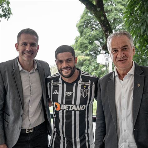 Atlético Mineiro anuncia ampliação de contrato do atacante Hulk até