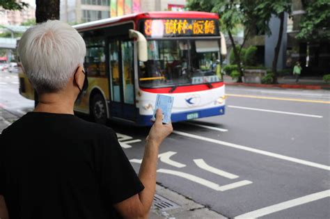 看得到吃不到？新北敬老卡適用範圍受限 侯：今年擴大納台鐵 新北市 自由時報電子報