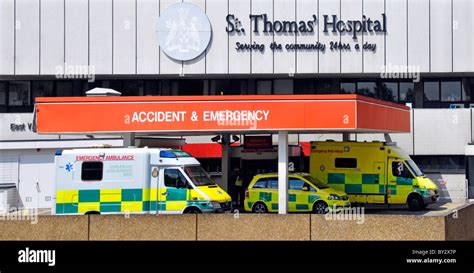 Nhs London Ambulance Service Paramedic Stock Photos And Nhs London