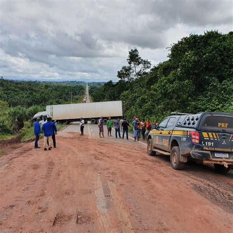 Caminh O Derrapa Sai Da Pista E Interdita Completamente A Br