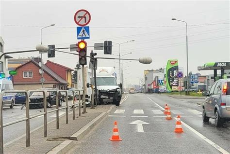 Wypadek na skrzyżowaniu w Radomiu Osobówka zderzyła się z samochodem