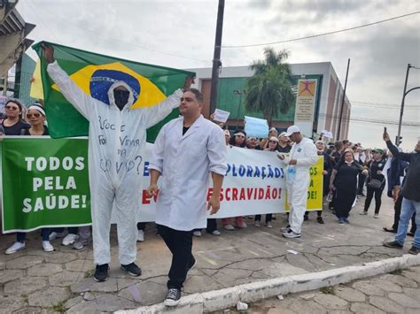 Enfermeiros e técnicos fazem protesto em Manaus contra suspensão de