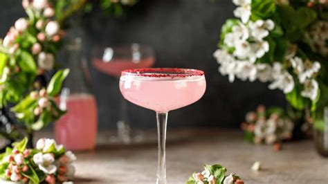 15 Best Floral Cocktails to Drink