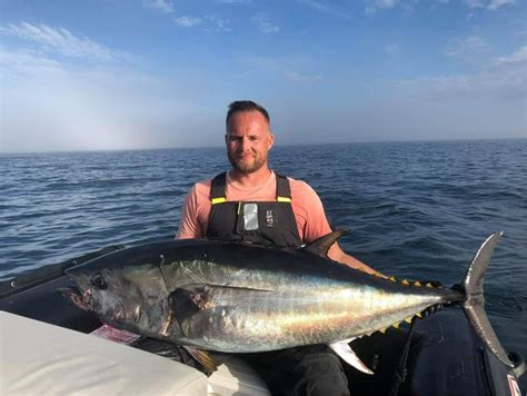 Deux pêcheurs sportifs lèvent un thon rouge énorme au large de la Hague