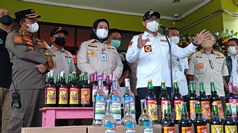 Satpol PP Tangerang Selatan Sita Ribuan Botol Miras Foto 3 1915263