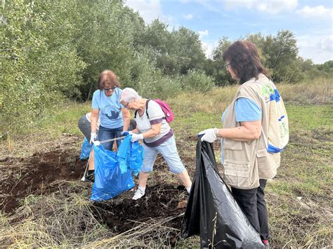 Cerca De Cien Voluntarios Recogen Una Tonelada De Basura En La Jornada