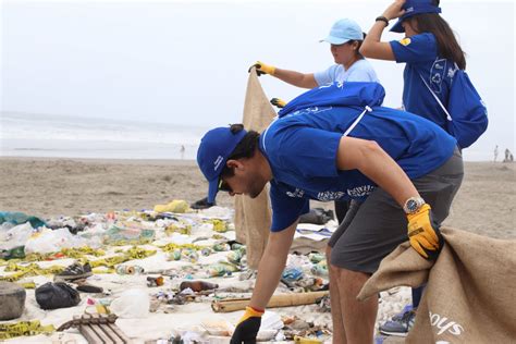 H S Acción de voluntariado corporativo limpia playa en Villa El Salvador