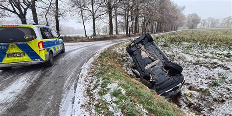 Spiegelglatte Straßen in Ahle Auto rutscht kopfüber in Straßengraben