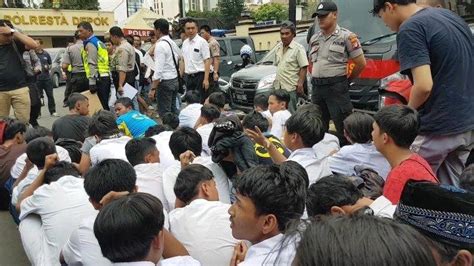 Polisi Amankan Puluhan Pelajar Di Depok Yang Hendak Ikut Demo Di Gedung