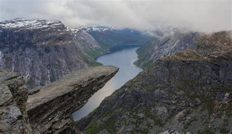 Trolltunga Roca De La Lengua Del Duende S Noruega Imagen De Archivo