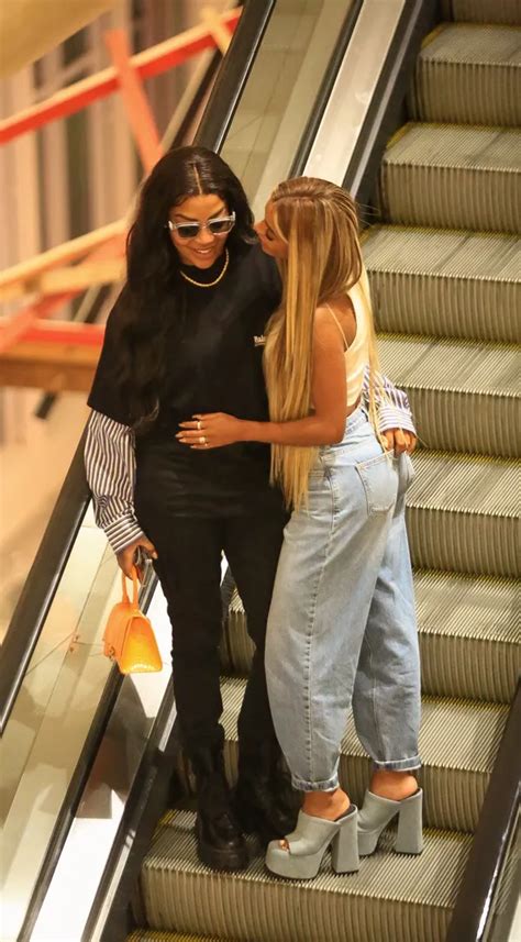 Ludmilla Troca Beijos Brunna Gon Alves Em Passeio Por Shopping No Rio