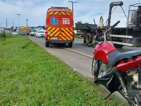 Motociclista gravemente herido en accidente con camión en Içara