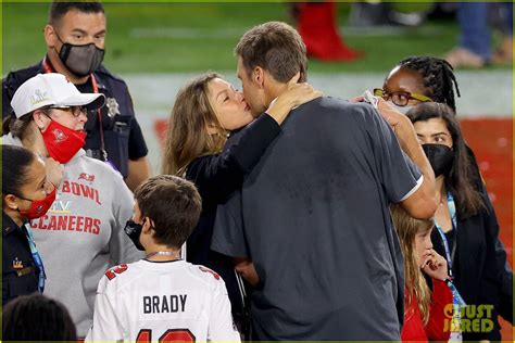 Tom Brady Kisses Wife Gisele Bundchen on Super Bowl Field, Kids Join ...