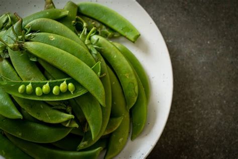 Guisantes Verdes Dulces Frescos En La Placa Blanca Foto Premium