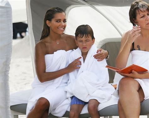 Vidéo Sylvie Van Der Vaart Et Son Fils Damian Sur Une Plage De Miami Le 8 Octobre 2013