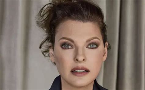 Cum Arat Linda Evangelista La De Ani A Ap Rut N Noul Num R Al