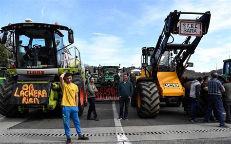 Col Re Des Agriculteurs Fran Ais Et Espagnols Manifestent Ensemble