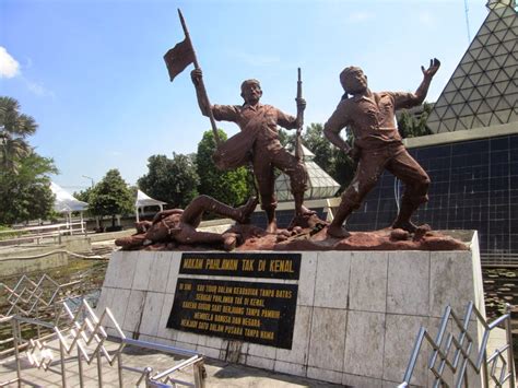 little WAWAN: Pertempuran Surabaya & Museum Tugu Pahlawan (2)