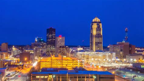 Des Moines Iowa skyline in USA 2169517 Stock Photo at Vecteezy