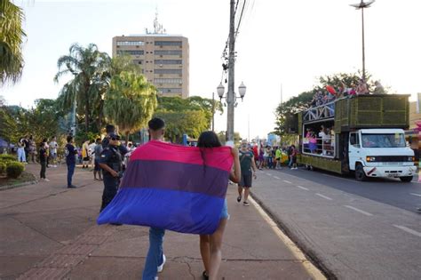 Parada LGBTQIA reúne centenas de pessoas por mais respeito à diversidade