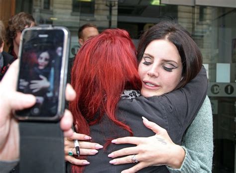 Lana Del Rey Greets Her Fans in London - Lana Del Rey Photo (32781820 ...