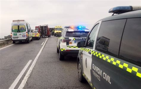 Tres heridos en un accidente de tráfico entre un camión y un turismo