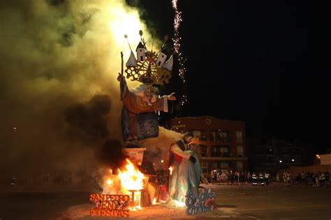 Los Pinatarenses Disfrutan De La Noche De San Juan Con La Quema De La