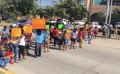 Bloquean Padres De Metlapil En Acapulco El Bulevar De Las Naciones