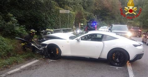 Ferrari Targata Svizzera Si Schianta In Valganna Nessun Ferito