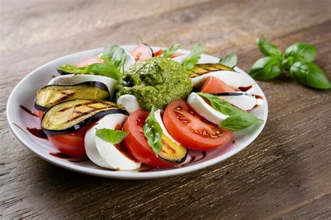 Salade De Caprese D T Avec Des Aubergines Grill Es Et Du Pesto