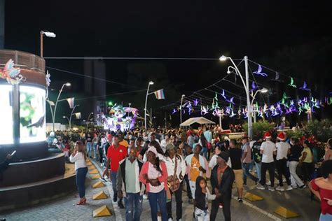 Más de un millón de luces se encendieron para iluminar la navidad en Cali