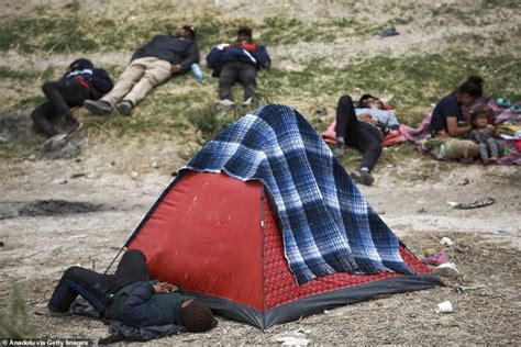 Border Crisis Deepens Migrants Set Up Camps Along El Paso Barbed Wire