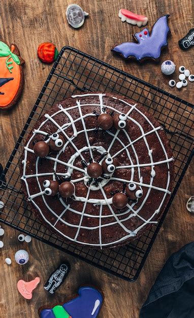 Brownies de telaraña de chocolate con golosinas caseras de arañas de