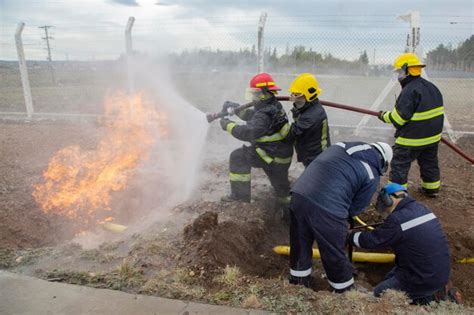 Los bomberos combaten un incendio con una manguera que se utilizó para