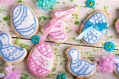 Galletas Caseras De Pascua En Forma De Huevos De Pollo Y Conejo En La