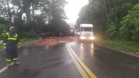 Carga Fica Espalhada Em Rodovia E Duas Pessoas Ficam Gravemente Feridas