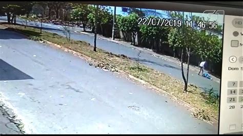 Vídeo mostra homicídio de indiciado por matar assassino do cartunista